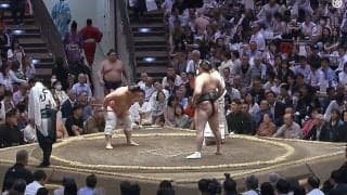 「どうしても気になっちゃう」大相撲中継、親方の背後に“ただならぬ存在感”の人物 「イカつすぎる」「オーラが違う」