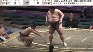 「一撃w」「まじで事故」力士が“ひと押し”で吹っ飛ぶ衝撃光景に館内どよめき