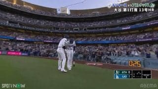 大谷翔平、後続打者に“情報伝達”？先頭打者の役割キッチリ！13号ソロ弾直後の姿が話題「何話してる？」「コソコソ話」