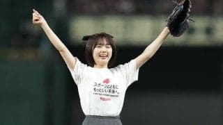 スカートひらりの1球が「可愛いな」　笑顔満点の投球にファン悶絶…「満足」
