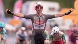 大規模クラッシュで混乱の1日、カーデン・グローブスがスプリントを制し今季初勝利｜ジロ・デ・イタリア2025 レースレポート：第6ステージ