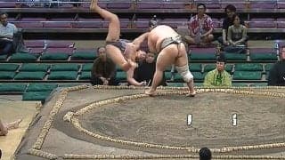 「見たことないわw」力士、“仰天”の珍行動に館内笑い “回転落下”直後に「どこに帰るんだ」「ビックリした」ツッコミの声