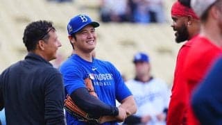 大谷翔平、古巣エ軍に挨拶回り　練習後に異例のグラウンド一周…警備犬にボール贈る