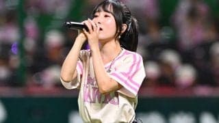 大人気歌手がミニスカ始球式　特別ユニで登場…美声で熱唱→大きく逸れて照れ笑い