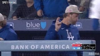 大谷翔平とカーショーが“歓喜のアイコンタクト”　16号弾放った大谷に「デコルテポーズ」で応答、復帰登板前日…1対1のやり取りに反響