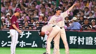 故障者続出の鷹ヒヤリ、栗原陵矢に送球が直撃　しゃがみ込み悶絶も…勝ち越しに笑顔