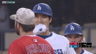 大谷翔平、塁上でエンゼルスの“旧友”と笑顔の再会 「デコルテポーズ見せつけてる？」コーチより先にシャヌエルと…注目集めた一幕