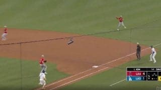 もうワケわからん！ド軍・恐怖の9番キム・ヘソンの足で“予想外の展開”「エグい」「速すぎw」相手野手がビビって暴投… とんでもないスピードで“爆速内野安打”