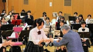 甲子園演奏の選抜吹奏楽団が結団式、24校の112人に団員証授与