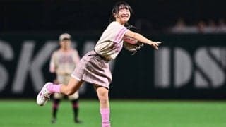 バズった大人気歌手の“ピンク仕様”が「めっちゃ可愛い」　福岡での豪快投球が反響
