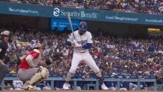 何が起こった？ ドジャース・ベッツも思わず“ドン引き”してしまうまさかのプレーが発生…実況も思わず「オウ！」と声が出た“痛いハプニング”の瞬間