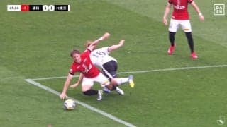 「ふざけるな！」浦和DFが接触転倒→PKなしで物議「え？VARも介入しないの？」「何回見てもファウルだろ」スタジアム大ブーイング＆SNS大荒れ