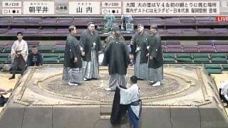 「泣かないで」18歳新人行司が本割“ほろ苦”デビュー　2番連続の物言いで緊張感…カメラが捉えた土俵上の表情変化「成長を期待！」激励続々