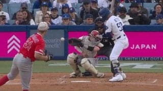 ベッツがドン引き！ 見たことない“想定外のハプニング”「怖っ…」「危険すぎる」 エ軍バッテリーが“まさかのミス”であわや大事故