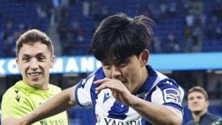 久保建英がホーム最終戦で見せた笑顔 ユニフォームを脱いでファンにプレゼントも