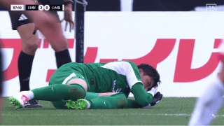 「出血してる…」Jリーグで“肘が顔面直撃”の危険シーン「エリソンも福井も大丈夫か？」「事故とはいえダメ」「目元が切れてる」ファン騒然の瞬間