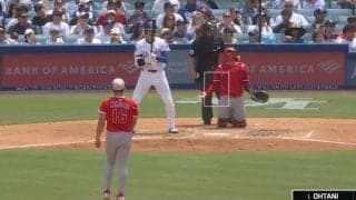 一体、何が起きた？ 大谷翔平、想定外のハプニング後に“まさかの光景” 「珍しい」「めっちゃ見てるw」 バットが折れて呆然… 動きが止まる