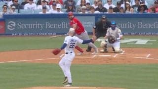 何が起きた…？ ド軍投手、流血トラブルでハプニング「正気じゃない」 負傷した手でピッチャー返しを“素手キャッチ”「危険すぎる」