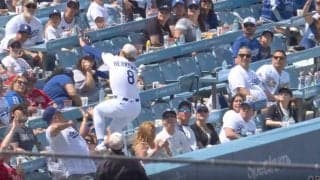 いくらなんでも飛びすぎ！ド軍キケに“想定外のハプニング”「さすがw」客席に“豪快ダイビング”…ファン騒然「魅せる男」