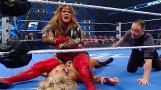 「危なすぎる」超重量級女子レスラーが“全体重プレス”を強行で悶絶…「下手したら大怪我」抵抗する金髪美女に“お構いなし”の一撃