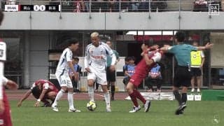 「レッドだろ！」新潟DFが激昂→岡山DFの喉元を突き飛ばす…「報復行為で普通に暴力」「ベテランがやることじゃない」振る舞い＆判定に批判殺到「なんで舞行龍だけイエロー？」