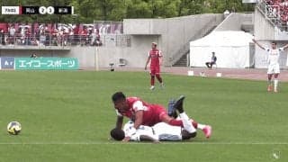 「プロレスラーかよ！」Jリーグ怪物FWの“恐怖のぶっ潰し守備”にSNS騒然「ルカオが柔道しとる」「なぜノーファウル？」「花園じゃないよ」新潟DFとの異次元デュエルが話題