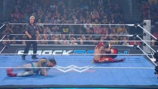 どこ見てんだよ！ レフェリーが前代未聞の大失態…豪快すぎる“よそ見”でまさかのカウント忘れにファンも呆れ「クビにしろ」