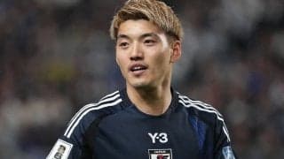 ｢髪色変わった？｣｢銀髪めっちゃかっこいい｣サッカー日本代表・堂安律、結婚指輪がキラリと光る“無防備オフショ”が爆イケ！