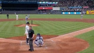 相手監督が激怒！ ジャッジ、“突然のハプニング”に困惑「どうした？」「何が起きた」急に叫び声… ベンチから抗議で即退場→怒りおさまらず審判に詰め寄る