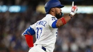 「お帰りなさい、テオスカー！」“値千金”の逆転3ランに本拠地興奮　スタメン外のスミスが「ひまわりの種シャワーを担当」