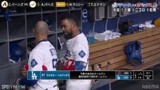 ド軍テオスカー、復帰弾の裏でベッツが大はしゃぎ！ ホームイン直後に捉えた“歓喜の珍ポーズ”、サイ・ヤング賞右腕も脱帽