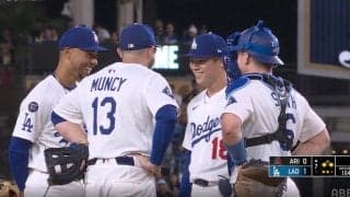 涙なしでは見られない… 山本由伸、熱投で“まさかの光景”「鳥肌立った」「カッコよすぎ」 監督やコーチ、チームメイトが見せた“胸熱シーン”「これぞエース」