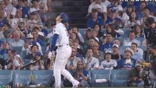 一体、何が起きた？ 大谷翔平に“想定外の珍ハプニング”「珍しいな」「これは痛い…」自打球2発直撃→大絶叫、フラフラしてしまう… ファン騒然