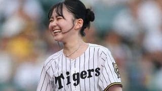 甲子園を魅了した美女の「ビジュ良すぎ！」　映える縦縞…“一変”スタイルが「かわいい！」