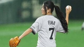 19歳の銅メダリストが豪快ノーバウンド投球　背番号「7」のユニ着用…巨人選手らも祝福
