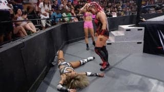 味方もドン引き…凶悪女子レスラーの“地獄の壁ドン”に会場騒然 「ホラーだ…」相手を逆さ吊りのままバリケードに“打ちつけ”の一部始終