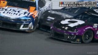 ウソだろ…レースカーが「サンドイッチ」状態！ 2台が接触→“さらに内側で”身動き取れず「形変わってる」衝撃シーン