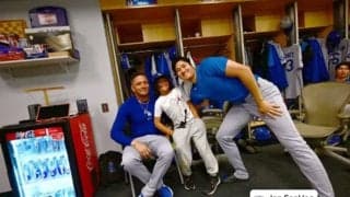 大谷翔平がロッカーで無邪気な笑顔　公開された“裏側”…同僚息子と交流＆3S