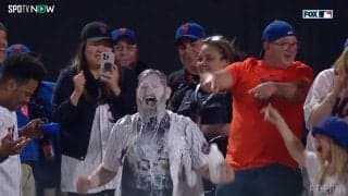 メッツファンが大暴走…衝撃の“ミルクセレブレーション”！？ビールならぬ豪快すぎる牛乳ぶっかけで驚きの「彫刻化」