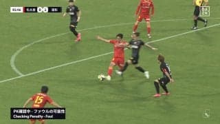 「なんでもPKやんこんなん」「誰か教えて」浦和MFへの“際どいジャッジ”にSNS紛糾「踏んでるからPK」「膝を刈られたな」PAエリアで接触転倒→PK判定の瞬間