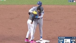 何してんだよ！ ド軍攻撃中に“まさかの珍光景”「ふざけすぎw」「楽しそう」人気者キケ、相手選手と絡んだ“謎すぎる行動”が話題に