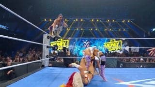 「膝はあかん」日本人女子レスラーの“横槍”で悶絶…「ブリッジ締め上げ中」のレジェンドに容赦ないスタンプでファン騒然「これは危ない」