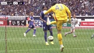 「何やってんだ…」FC東京守護神が“衝撃キックミス”で痛恨失点！「スカッちゃったね…」「擁護できん」「定期的にポカする」チームメイト唖然＆ファン落胆