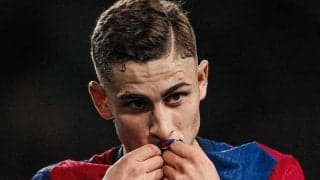 ｢バービーとケンみたい｣｢最高にかわいいカップル｣スペイン代表の“バルサ育成の星”、恋人のインフルエンサーがキスショット公開！