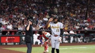 “地面すれすれ”でもストライク「最悪の判定」　怪物も5秒フリーズ…実況愕然「ワオ！」