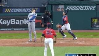 どうした…？ 大谷翔平、見たことない“珍光景”「激レア」「見上げすぎw」 思わず体勢がおかしくなる… ファン騒然「大谷さんパワーすげえ」