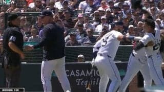 審判の態度に“大激怒”！ 退場宣告にタイガース選手が“猛突進”「そらキレる」「怖すぎ」 あわや大事故… 同僚が必死に止める“緊急事態”に