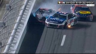 レース再開直後の大波乱！マシン、“火を噴きながら”衝突の連鎖「3台とも滑っているので…」玉突き事故に放送席思わず言及