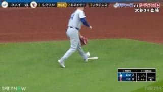 一体何が…ドジャース外野手が“バスケ選手”に変身した珍シーン！？華麗な飛来物処理→ダンクシュートに投手はサムアップポーズ