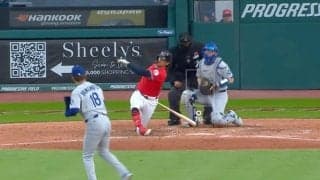 どんな落ち方…！？ 山本由伸、とてつもない“魔球”「誰にも打てない」 「芸術的」バットにかすらない… 打者が崩れ落ちる “マン振り三振”